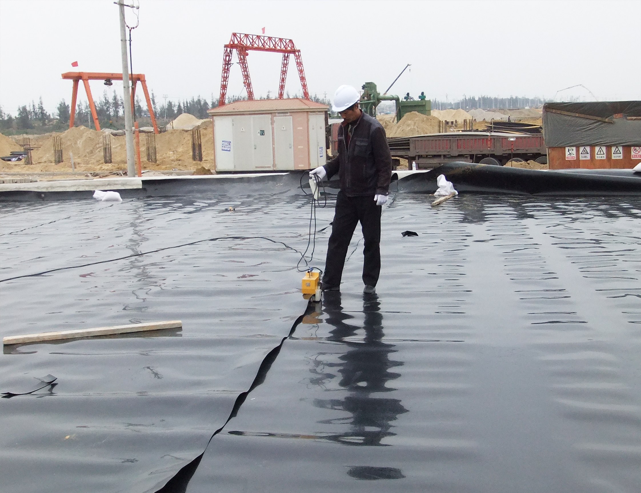 化工储油罐区分区防渗施工案例 2.0mmHDPE 土工膜 + 长丝土工布双层防渗方案